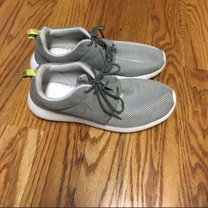 Women’s gray Nike Roshe Run